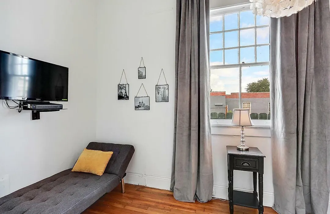 Modern Victorian House With Relaxing Courtyard - Near Fq-1