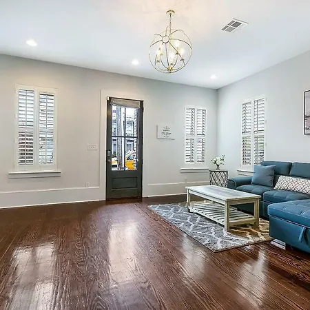 Modern, Spacious Townhouse With Luxury Amenities-2