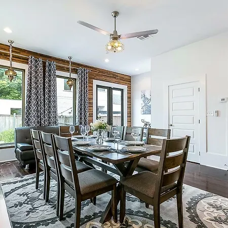 Modern, Spacious Townhouse With Luxury Amenities-3