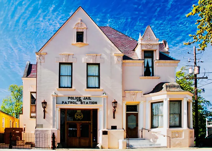 Hotels Close to Airport Inn At The Old Jail