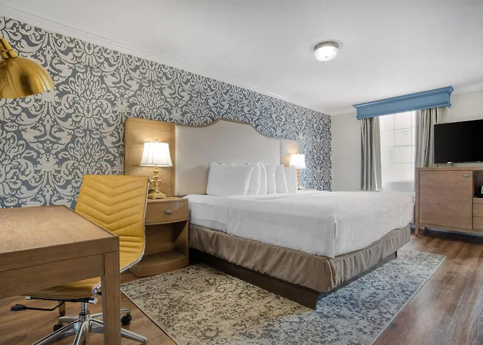 Hotel with pool: Best Western Plus French Quarter Courtyard Hotel